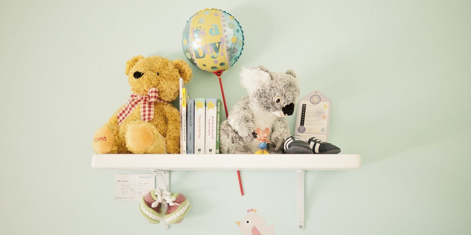 Child’s bedroom with floating shelf