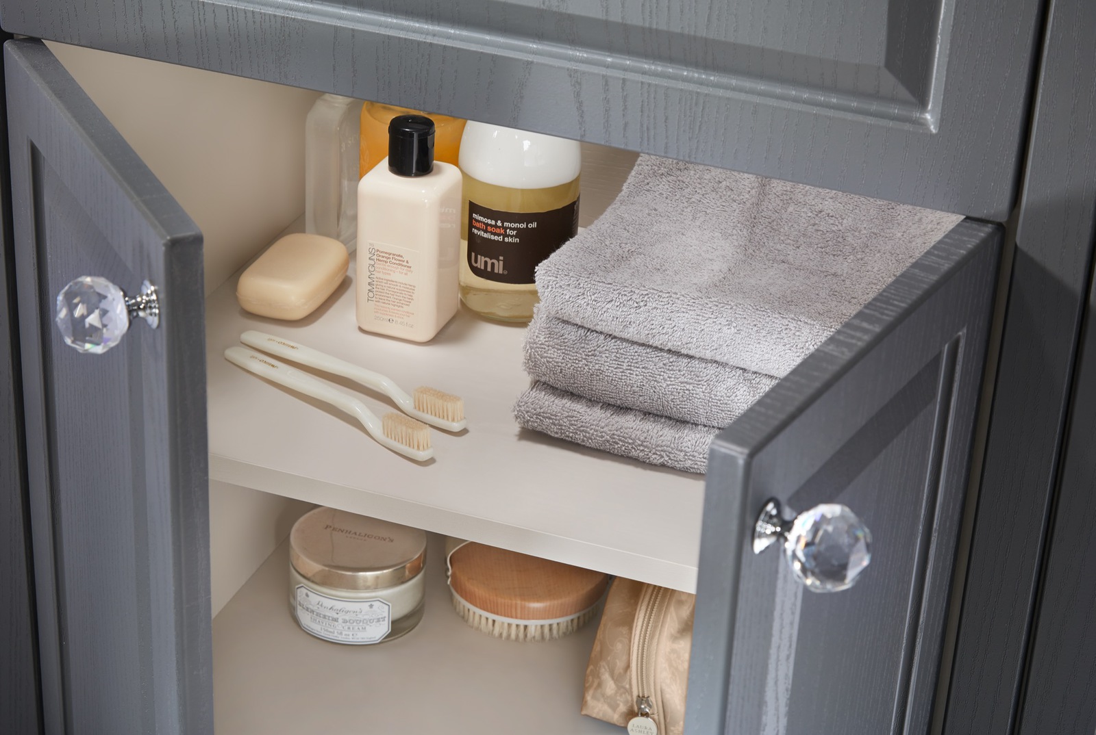 Downton Classical English Grey Cameo